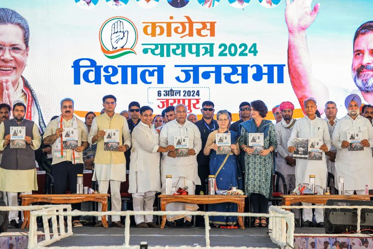 ‘मोदी जी खुद को महान बताकर लोकतंत्र का चीरहरण कर रहे हैं’, जयपुर से सोनिया का PM पर वार