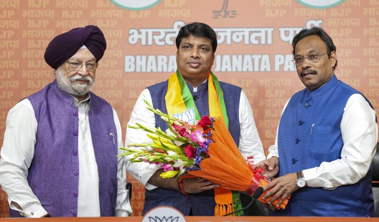 Rohan Gupta Joins Bjp : लोकसभा चुनाव से पहले कांग्रेस को फिर झटका, पहले गौरव वल्लभ,अब रोहन गुप्ता ने भी थामा बीजेपी का दामन