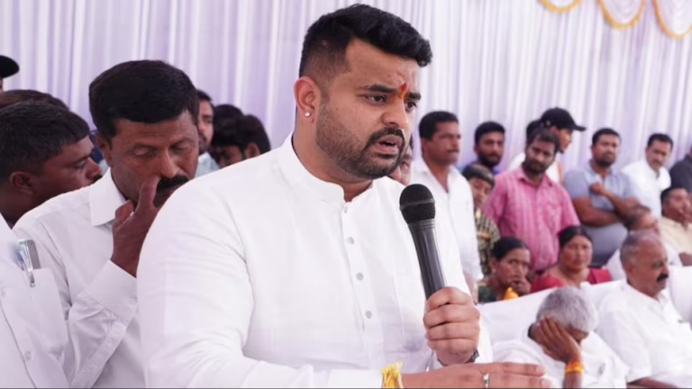 Prajwal Revanna Video Case: कथित ‘सेक्स स्कैंडल’ के मामले में JDS ने लिया एक्शन,सांसद प्रज्वल रेवन्ना को पार्टी से किया निलंबित