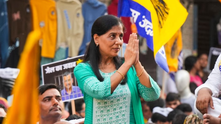 Lok Sabha Election 2024 : दिल्ली के बाद सुनीता केजरीवाल अब गुजरात में करेंगी रोड शो,पंजाब और हरियाणा में भी चुनाव प्रचार का कार्यक्रम,जानें डिटेल्स