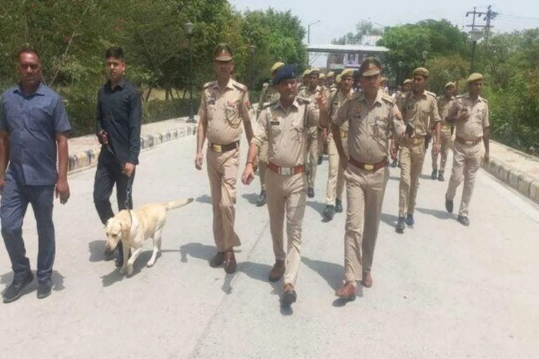Delhi School Bomb Threat : दिल्ली के 5 स्कूलों को मिली परिसर में बम होने की धमकी,पुलिस और बम निरोधक दस्ता मौके पर,जानें पूरी डिटेल्स