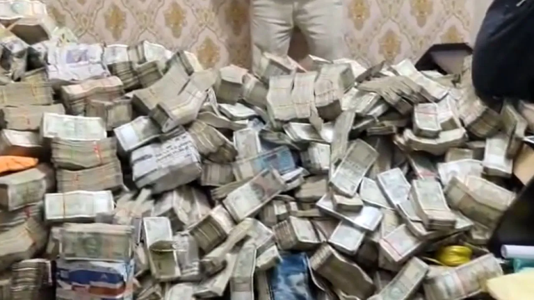 Jharkhand में ED की बड़ी कार्रवाई,मंत्री के PS के नौकर के घर से करोड़ों का कैश बरामद,नोट गिनने के लिए मंगवानी पड़ी मशीन,जानें अब तक मिली कितनी नकदी ?