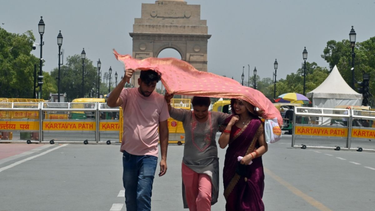 Delhi में रिकॉर्ड तोड़ गर्मी के बाद आज मिल सकती हल्की राहत,मौसम विभाग ने जारी किया हल्की बारिश और आंधी का अलर्ट