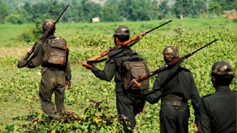 Naxalites Arrested : छत्तीसगढ़ के दंतेवाड़ा में 15 नक्सली गिरफ्तार,बम विस्फोट कर भागने की फिराक में थे माओवादी