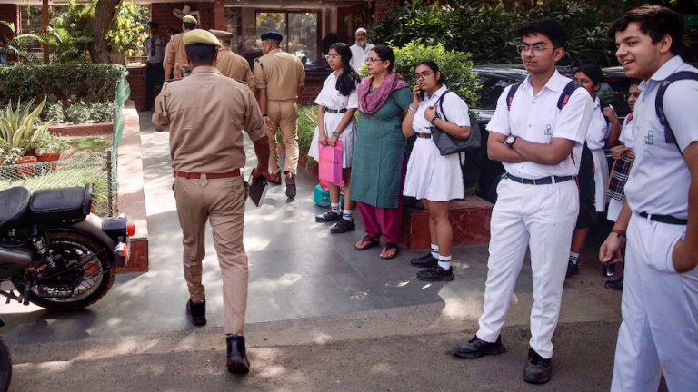 Ahmedabad School Bomb Threat : दिल्ली-NCR के बाद अब अहमदाबाद के 6 स्कूलों को बम से उड़ाने की धमकी,भेजे गए ई-मेल