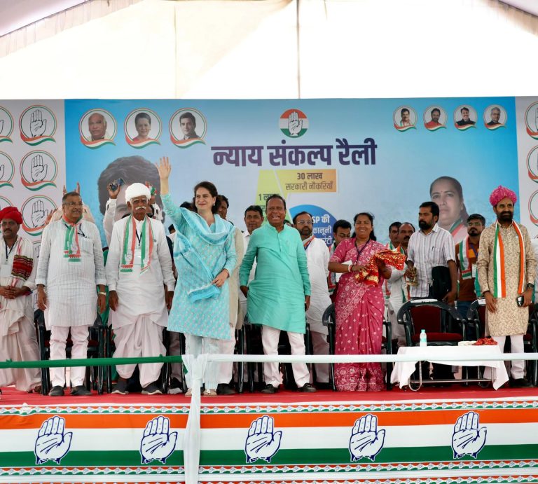 प्रियंका गांधी ने पीएम मोदी को बताया ‘शहंशाह’, कहा- ‘एकदम साफ सुथरा सफेद कुर्ता, एक दाग नहीं है धूल का…’