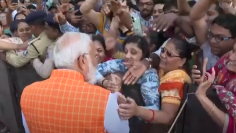 Lok Sabha Election 2024 Voting 3rd Phase : अहमदाबाद में वोट डालने के बाद PM Modi ने नेत्रहीन लड़की से की मुलाकात,SPG को हटना पड़ा पीछे, देखें Video