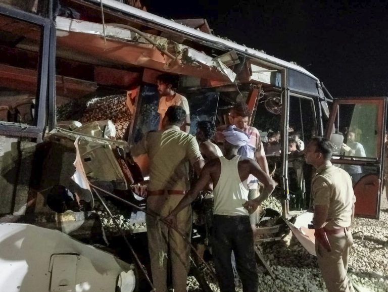 Shahjahanpur Road Accident : उत्तर प्रदेश के शाहजहांपुर में दर्दनाक हादसा,श्रद्धालुओं से भरी बस पर पलटा गिट्टियों से भरा डंपर,11 लोगों की मौत,10 अन्य घायल