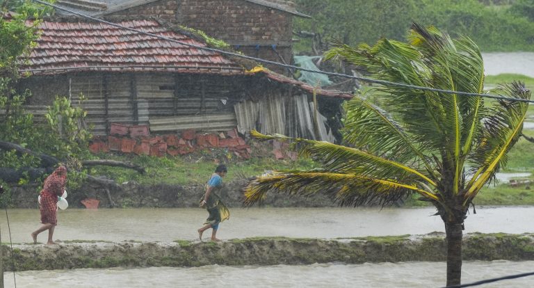 Cyclone Remal Update : कमजोर हुआ चक्रवाती तूफान ‘रेमल’, IMD ने जारी किया कई जिलों में बारिश का अलर्ट, जानें मौसम विभाग ने क्या कहा ?