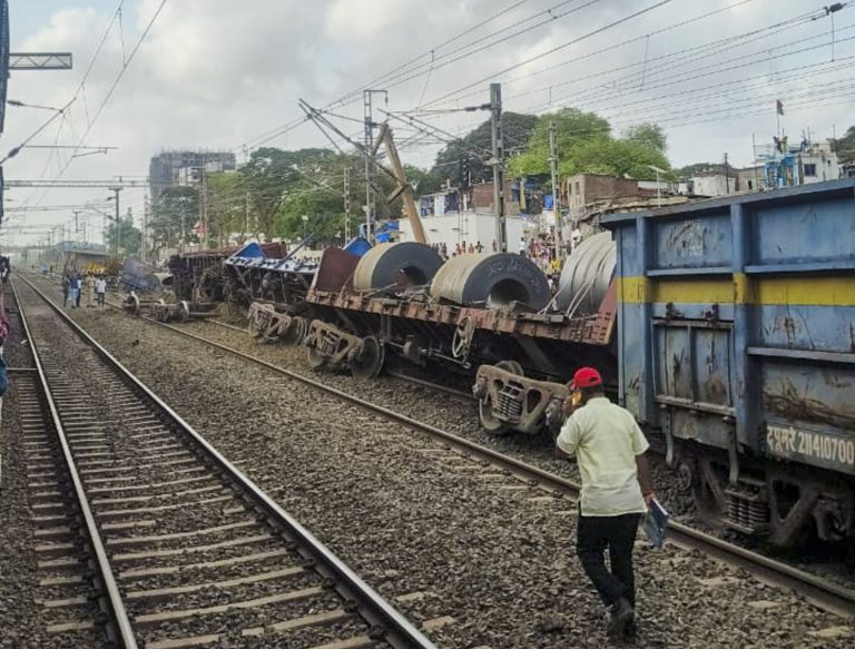 Train Derailment Palghar : मुंबई के पास मालगाड़ी के 7 से ज्यादा डिब्बे पटरी से उतरे,रेल यातायात प्रभावित,कई ट्रेनें रद्द ,डायवर्ट