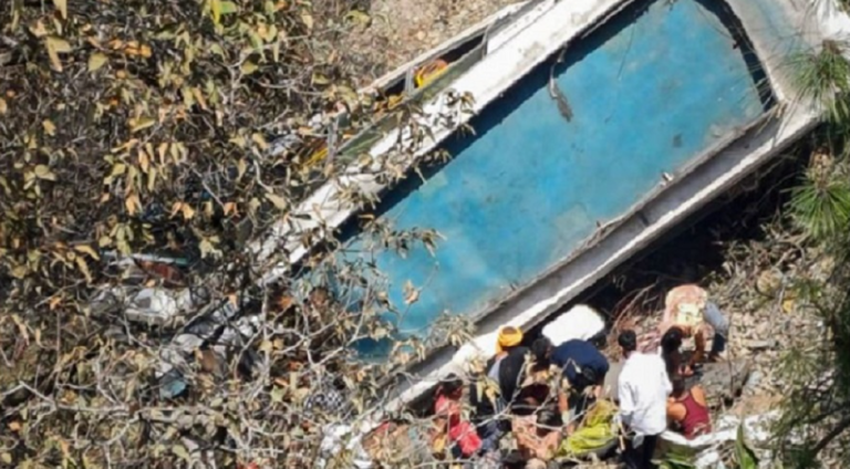Jammu Bus Accident : जम्मू में बड़ा सड़क हादसा,गहरी खाई में गिरी बस,15 लोगों की मौत,15 घायल