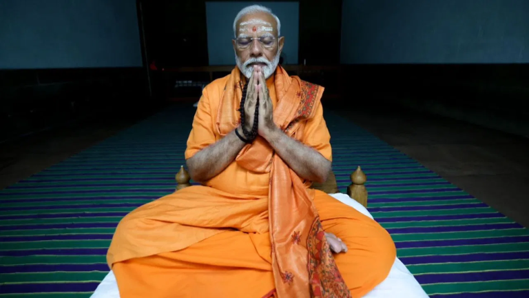 PM Modi : समुद्र के बीच पीएम मोदी की ध्यान साधन का दूसरा दिन,45 घंटे तक रहेंगे ध्यानमग्न,कुछ ऐसे रूप में आए नजर,देखें Video