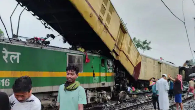 Kanchanjunga Express Accident : बंगाल में भीषण रेल हादसा,कंचजंगा एक्सप्रेस मालगाड़ी से टकराई,5 यात्रियों की मौत