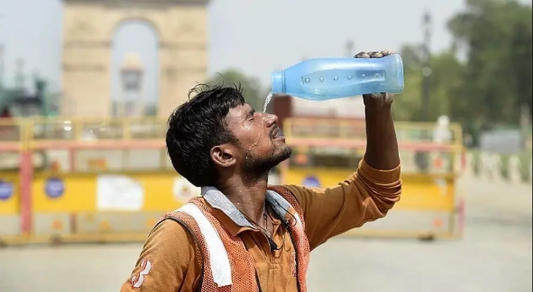 Delhi Weather: दिल्ली में 12 साल बाद रही सबसे गर्म रात, 35.2 डिग्री तक पहुंचा तापमान,जानें कब से मिलेगी राहत