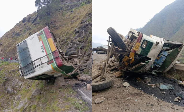 Himachal Accident News: शिमला में बड़ा सड़क हादसा,हिमाचल प्रदेश परिवहन की बस पलटी,4 लोगों की मौत,3 घायल
