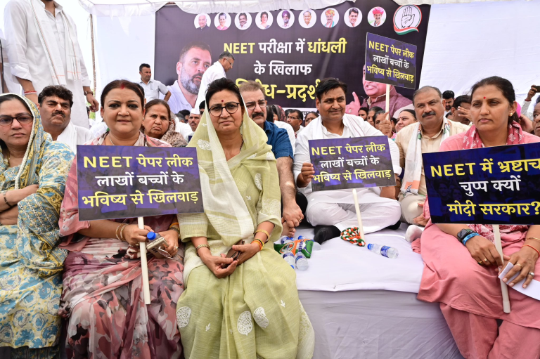 NEET Exam Controversy : नीट पेपर में धांधली को लेकर जयपुर में कांग्रेस उतरी सड़कों पर,केंद्र सरकार के खिलाफ जमकर किया प्रदर्शन