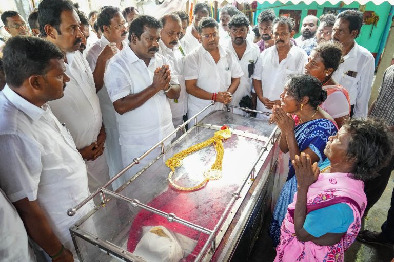 Tamil Nadu: तमिलनाडु में जहरीली शराब से मरने वालों की बढ़कर संख्या 47 तक पहुंची,एक साथ कई चिताएं जली, 30 की हालत गंभीर