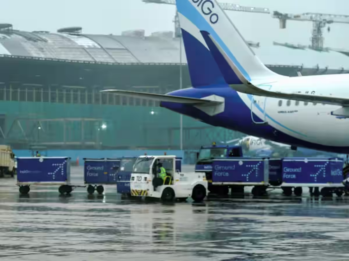 Mumbai Rain: भारी बारिश के चलते मुंबई एयरपोर्ट पर फ्लाइट संचालन बुरी तरह  प्रभावित,50 उड़ानें डायवर्ट-रद्द