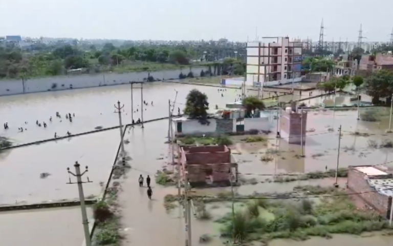 Delhi में मुनक नहर का टूटा बैराज,बवाना की जेजे कॉलोनी हुई जलमग्न,बने बाढ़ जैसे हालात,देखें VIDEO