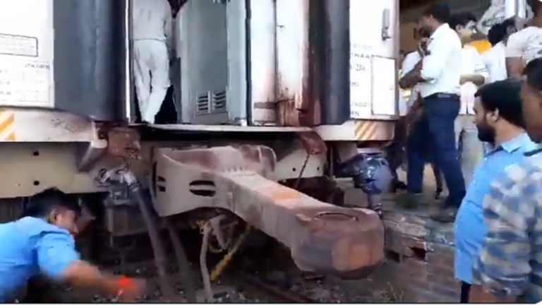 Kisan Express: यूपी के बिजनौर में टला बड़ा रेल हादसा, धनबाद जा रही ट्रेन 2 भागों में बंटी, 8 बोगियों रह गई पीछे
