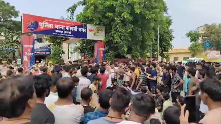 Jaipur में स्कूटी सवार की पीट-पीटकर हत्या, स्थानीय लोगों ने किया थाने के बाहर प्रदर्शन, मामले में एक आरोपी गिरफ्तार