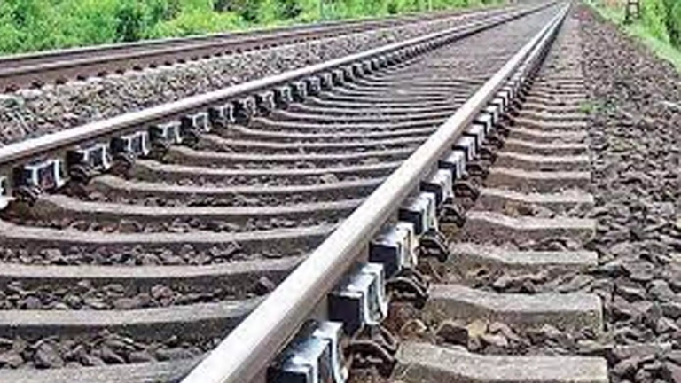 उत्तर प्रदेश के मिर्जापुर में टला रेल हादसा, ऑटोमेटिक ट्रैक डिवाइस से मिली तकनीकी खामी की चेतावनी, ट्रेन को समय रहते रोका