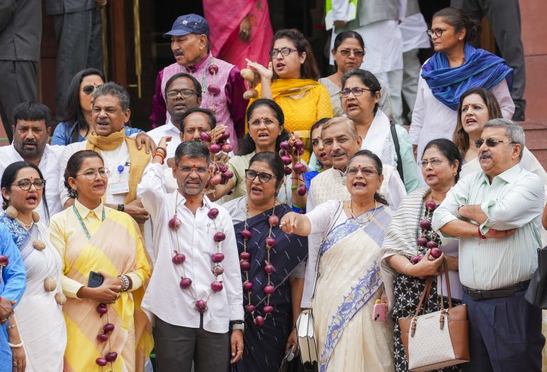 Parliament Session: प्याज की माला पहनकर संसद पहुंचे कई विपक्षी सांसद, किसानों को MSP की कानूनी गारंटी देने की उठाई मांग