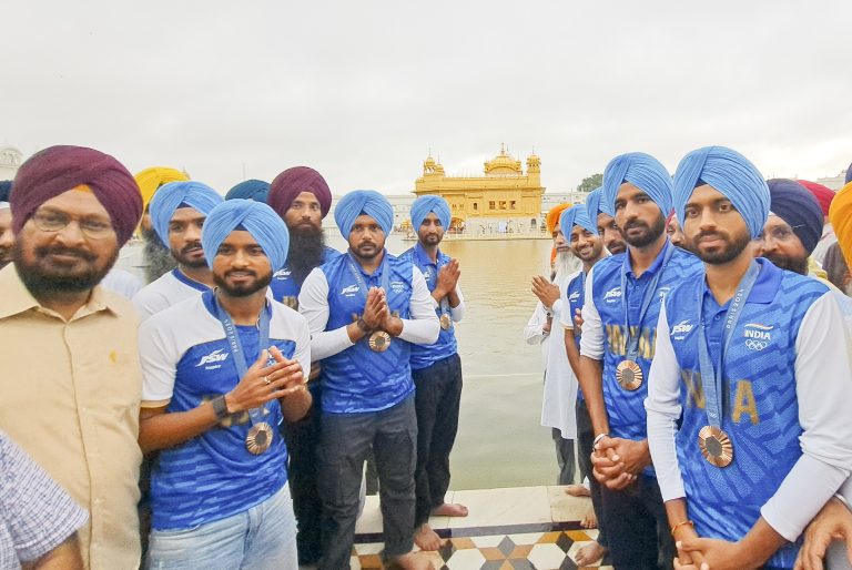 भारतीय हॉकी टीम पहुंची अमृतसर, खिलाड़ियों का फैंस ने किया गर्मजोशी से स्वागत, गोल्डन टेंपल में टेका मत्था