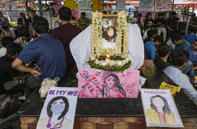Kolkata Doctor Rape-Murder Case : कोलकाता में डॉक्टरों के प्रदर्शन के चलते स्वास्थ्य सेवाएं प्रभावित, OPD बंद होने से मरीज परेशान