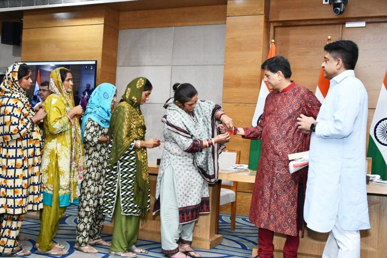 Raksha Bandhan: केंद्रीय मंत्री पीयूष गोयल को पाकिस्तान से आई महिला शरणार्थियों ने बांधी राखी