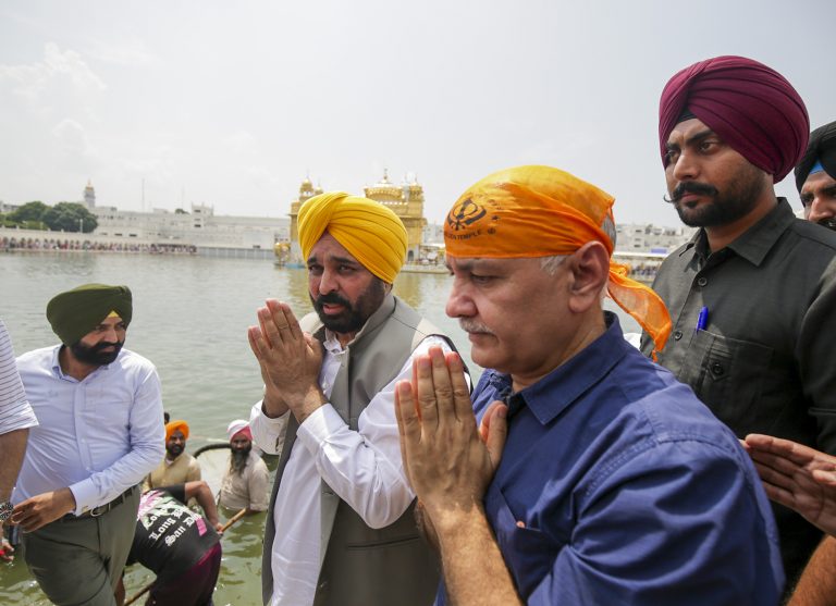 Manish Sisodia ने स्वर्ण मंदिर में टेका मत्था, केजरीवाल की रिहाई के लिए की प्रार्थना, तिहाड़ जेल में बिताए 17 महीनों को याद कर कही ये बात
