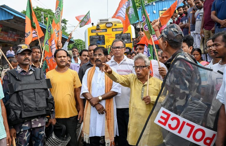 Bengal bandh: भाजपा का आज पश्चिम बंगाल बंद का ऐलान, कई जगह BJP और TMC कार्यकर्ताओं में झड़प, रोकी गई ट्रेन, जानें ताजा अपडेट