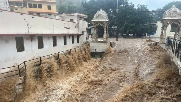 Rajasthan Heavy Rain: जालोर में भारी बारिश का कहर, पानी के तेज बहाव में बहे 5 श्रद्धालु, एक महिला की मौत, आज भी इन जिलों में अलर्ट