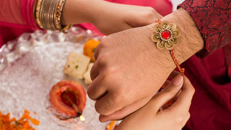 Raksha Bandhan 2024: रक्षाबंधन पर कल रहेगा भद्रा का साया, जानें राखी बांधने का शुभ मुहूर्त