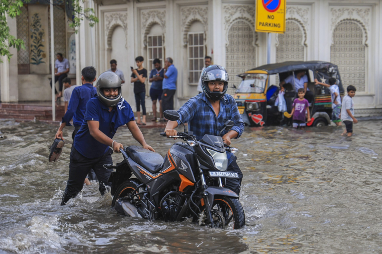 Rajasthan Weather Update : राजस्थान में 5-7 दिन जारी रहेगा भारी बारिश का दौर,पिछले 24 घंटे में धौलपुर में गिरा 200 मिलीमीटर पानी,जानें मौसम का ताजा अपडेट