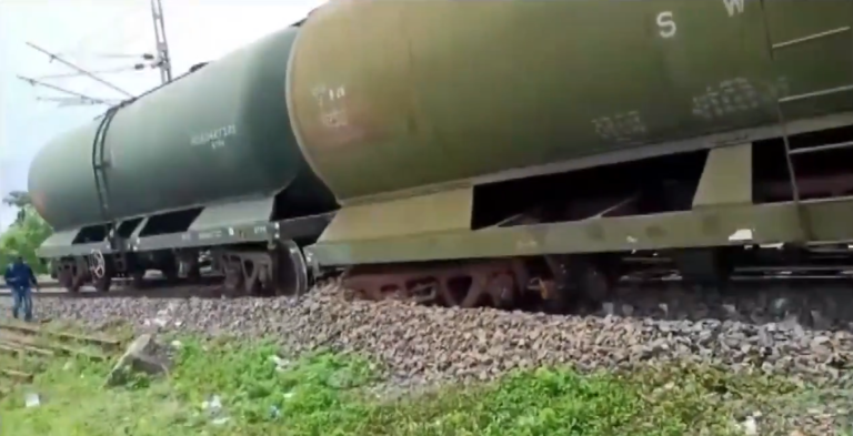 Goods Train Derail: मालदा में कुमेदपुर रेलवे स्टेशन के पास पेट्रोल से भरे मालगाड़ी के 5 टैंकर पटरी से उतरे, कोई हताहत नहीं