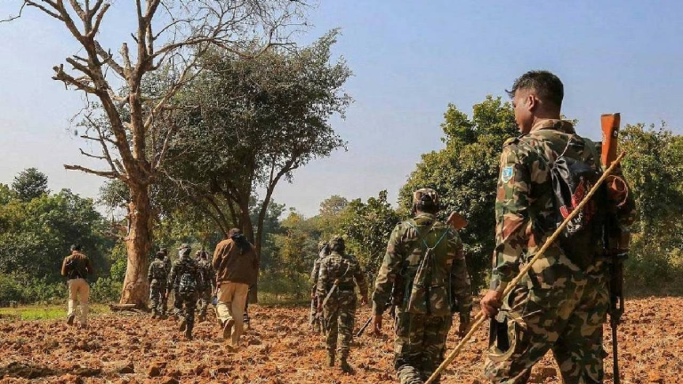 Naxal Arrested: छत्तीसगढ़ के बीजापुर में सुरक्षाबलों को मिली बड़ी सफलता, 13 नक्सली गिरफ्तार, प्रचार सामग्री बरामद