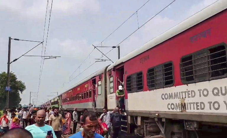 Bihar के बक्सर में टला बड़ा रेल हादसा, मगध एक्सप्रेस की कपलिंग टूटी, ट्रेन 2 हिस्सों में बंटी