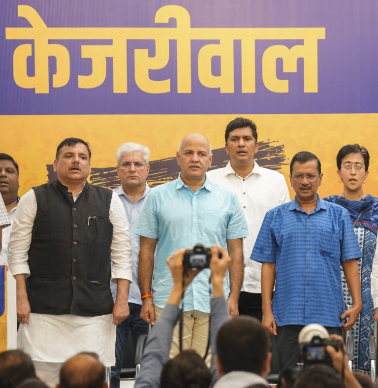 Delhi Next CM: कौन बनेगा दिल्ली का नया मुख्यमंत्री ?, केजरीवाल से मुलाकात करेंगे मनीष सिसोदिया, नए CM के नाम पर हो सकती चर्चा