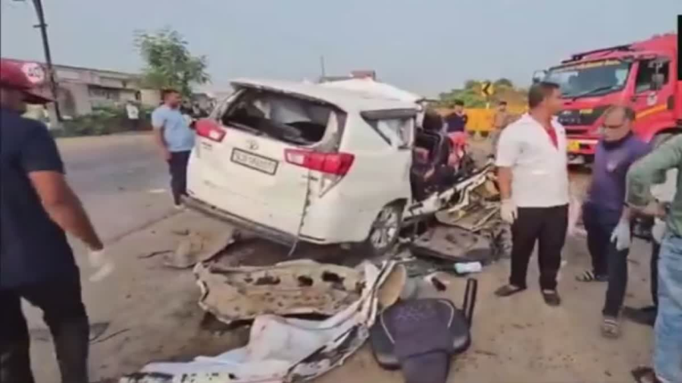 Road Accident : गुजरात के साबरकांठा में दर्दनाक सड़क हादसा, कार को ट्रेलर ट्रक ने मारी टक्कर, 7 लोगों की मौत
