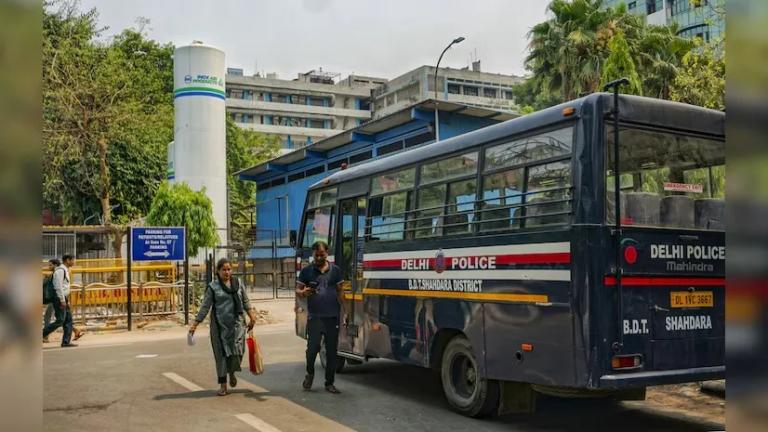 Delhi Blast: दिल्ली के रोहिणी में CRPF स्कूल के पास जोरदार धमाका, घरों की खिड़कियों के टूटे शीशे, इलाके में छाया धुएं का गुबार