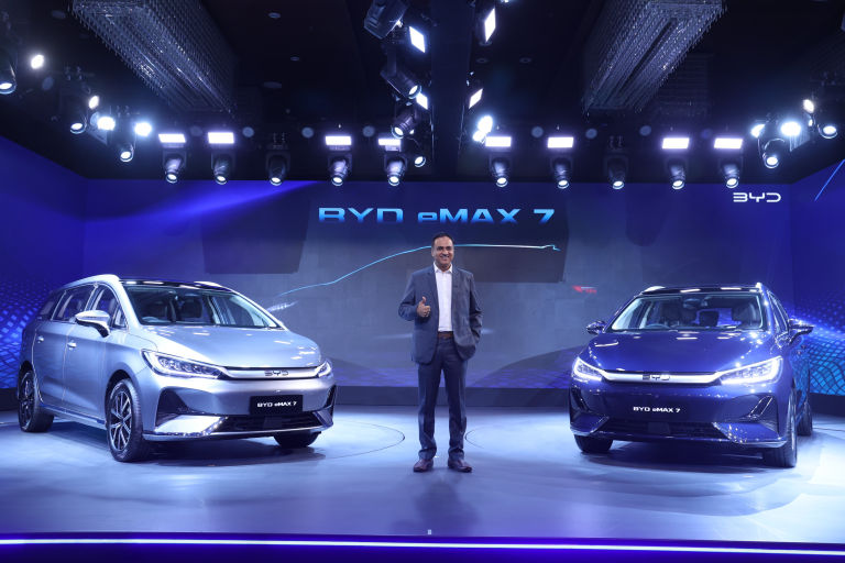 BYD eMAX 7: नई 7 सीटर इलेक्ट्रिक कार हुई भारत में लॉन्च, एक बार चार्ज करने पर चलेगी 530KM,जानें कीमत और फीचर्स