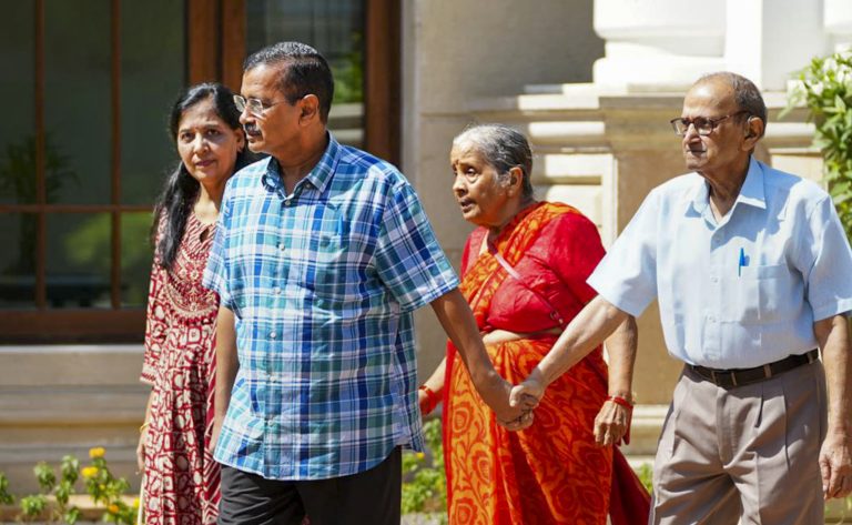 Arvind Kejriwal: अरविंद केजरीवाल ने खाली किया CM आवास, फिरोजशाह रोड स्थित बंगला नंबर 5 में हुए शिफ्ट, सामने आई तस्वीरें