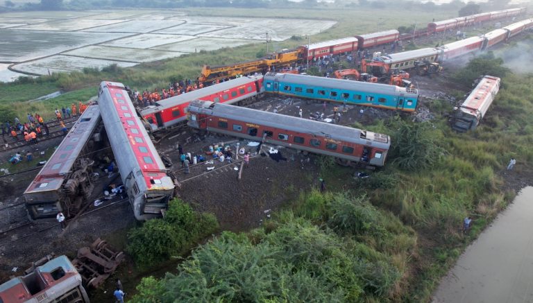 तमिलनाडु में बड़ा ट्रेन हादसा! 75 KM की स्पीड से मेन लाइन के बजाय लूप लाइन में एंट्री, फिर मालगाड़ी से टक्कर, पटरी से उतरे 13 डिब्बे