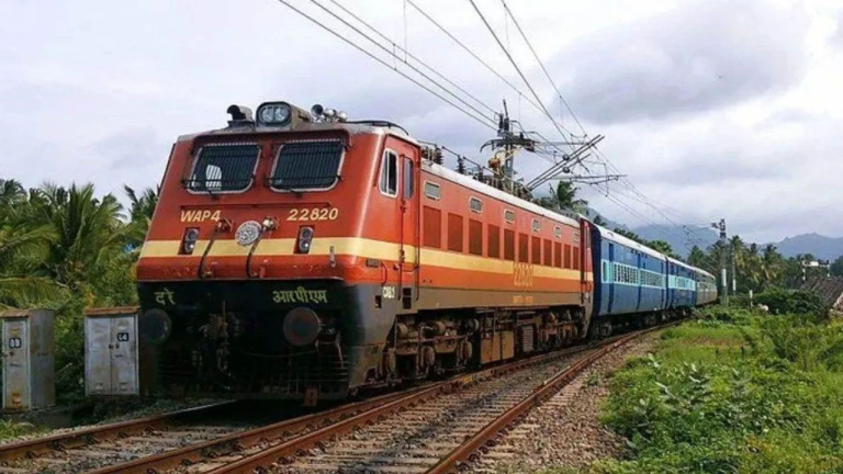 MP के छतरपुर में गीता जयंती एक्सप्रेस ट्रेन के कोच में लगी आग, यात्रियों में मचा हड़कंप