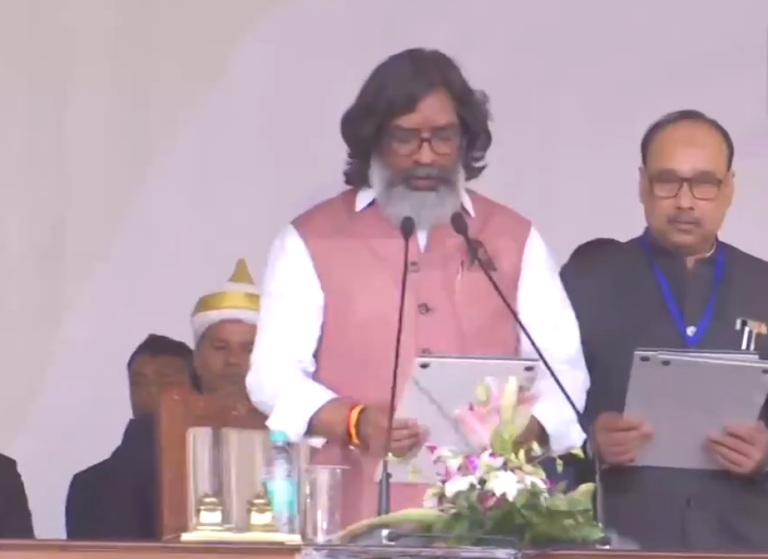 Hemant Soren Oath: हेमंत सोरेन ने चौथी बार मुख्यमंत्री पद की शपथ ली, झारखंड के 14वें CM बने, INDIA गठबंध के कई दिग्गज नेता रहे मौजूद