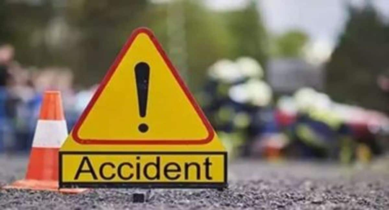 Bharuch Accident News: गुजरात के भरूच में भीषण हादसा, वैन-ट्रक से टकराई, 6 लोगों की मौत, 4 घायल