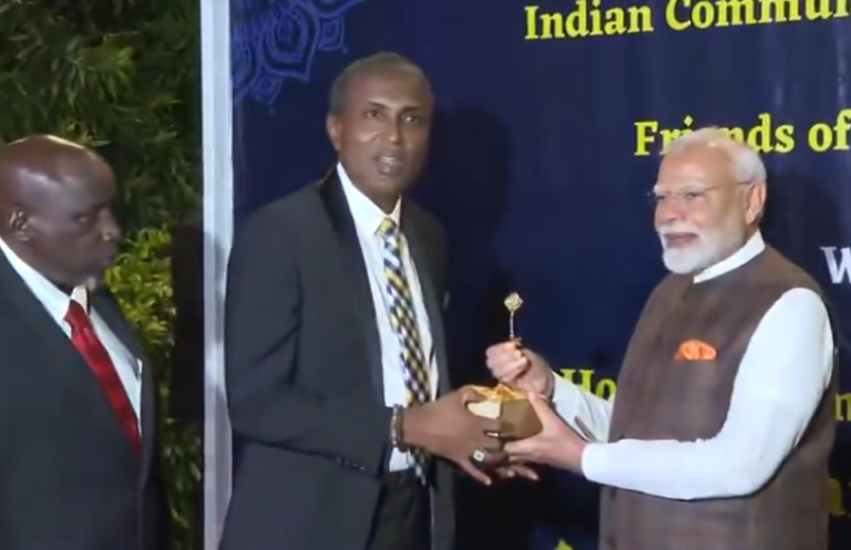 PM Modi Guyana Visit: 3 देशों की अपनी यात्रा के अंतिम चरण में गुयाना पहुंचे पीएम मोदी, राष्ट्रपति इरफान अली और कैबिनेट मंत्रियों ने किया स्वागत