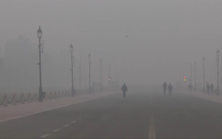 Delhi Pollution: दिल्ली NCR में लगातार बढ़ता जा  रहा प्रदूषण का स्तर, आज से GRAP-4 लागू , जानें किन किन गतिविधियों पर प्रतिबंध