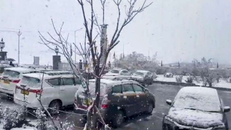 Jammu Kashmir Weather: कश्मीर घाटी के अधिकांश इलाकों में शून्य से नीचे लुढ़का पारा, बर्फबारी के बाद कड़ाके की सर्दी, यहां रहा सबसे कम तापमान